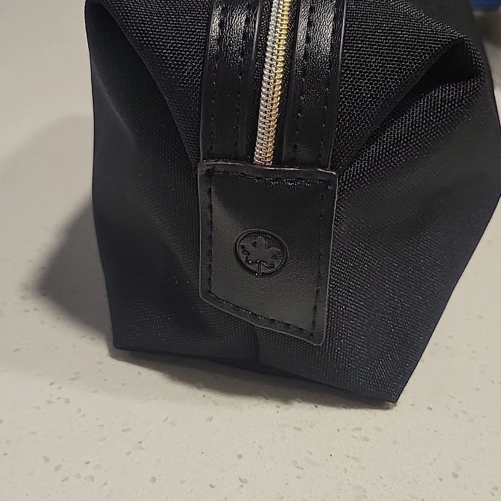 Want Les Essentials Air Canada Makeup Bag - Picture 4 of 6